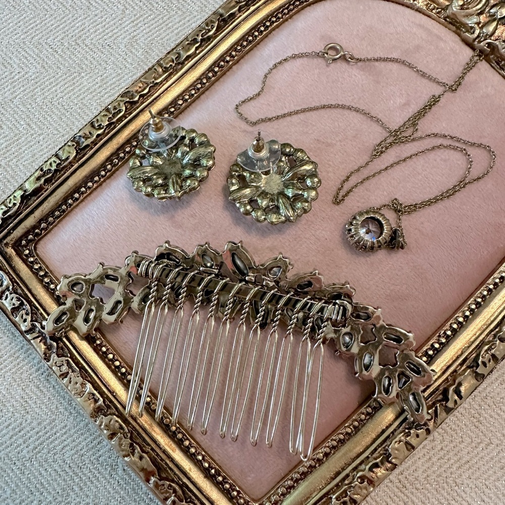 3 Piece Antiqued Gold Tone Rhinestone Set Earrings, Necklace & Hair Comb - Picture 7 of 12
